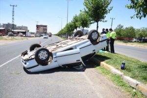 Şanlıurfa’da otomobil devrildi: 2 yaralı