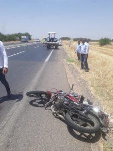 Şanlıurfa’da traktöre çarpan motosikletin sürücüsü yaralandı.