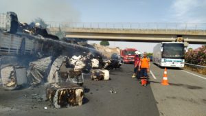 Şanlıurfa’da saman yüklü tır alev aldı