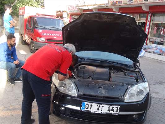 Şanlıurfa’da otomobilin motor kısmına sıkışan kedi operasyonla kurtarıldı