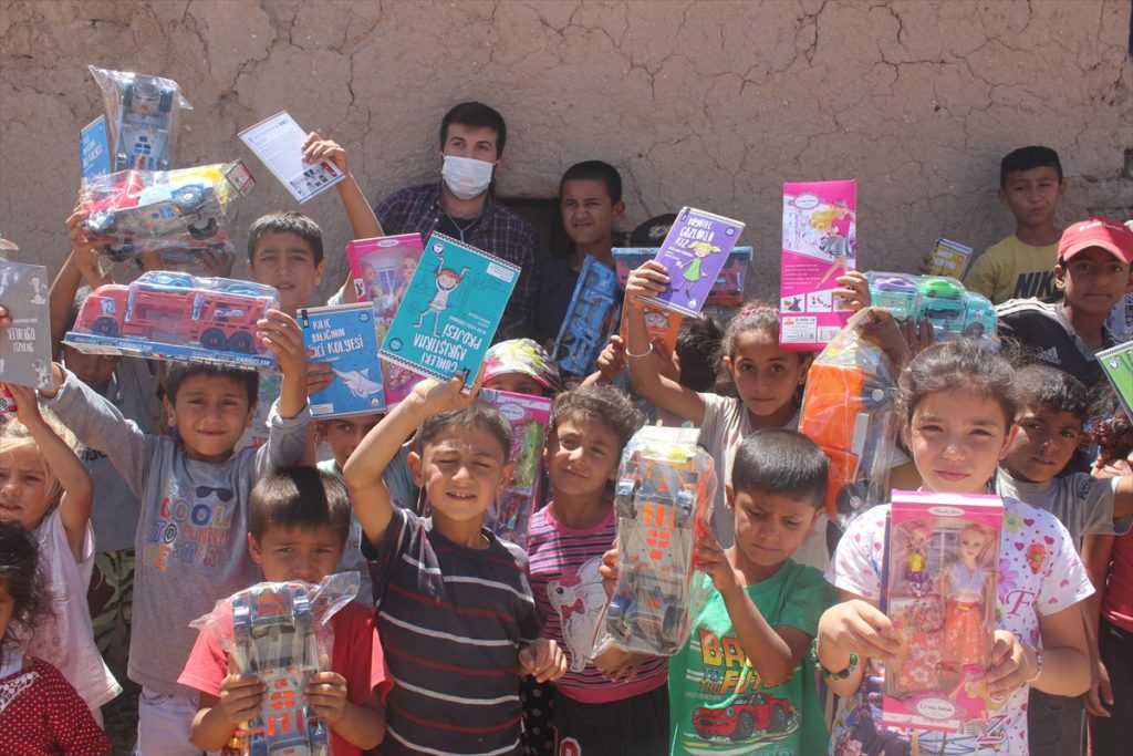 Üniversiteli genç, oyuncak ve kitaplarla köydeki çocukların yüzünü güldürdü