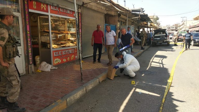 Suruç’ta silahla kuyumcuya giren motosikletli soyguncular 150 bin liralık altını gasbetti