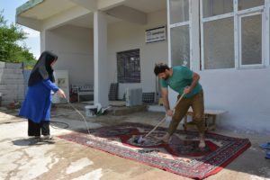 Şanlıurfa’da imam ve öğretmen eşi camide tadilat yaptı