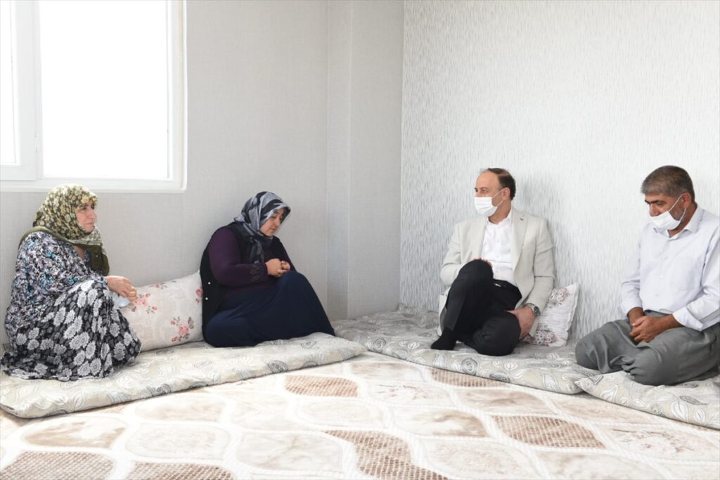 Şanlıurfa Valisi Erin, şehit babalarını ziyaret etti