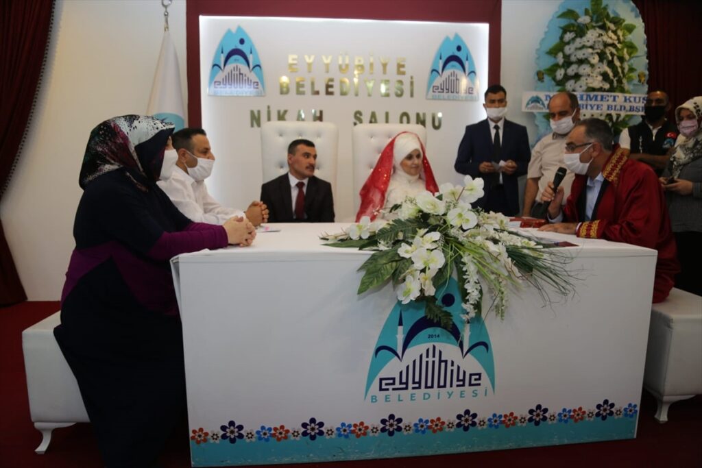 Eyyübiye Belediye Başkanı Mehmet Kuş’un, görme engelli çifte anlamlı jesti