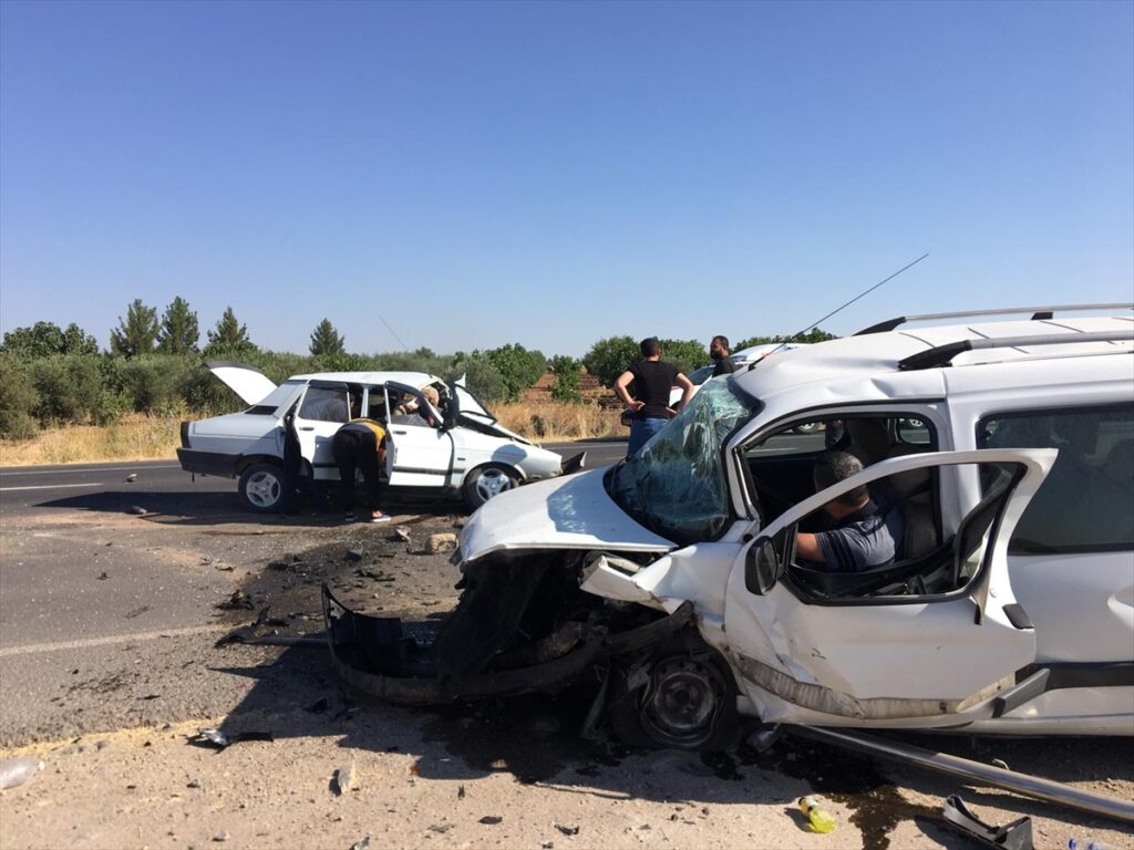 Şanlıurfa’da hafif ticari araç ile otomobil çarpıştı: 1 ölü, 4 yaralı