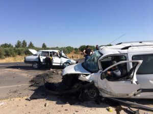 Şanlıurfa’da hafif ticari araç ile otomobil çarpıştı: 1 ölü, 4 yaralı