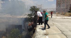 Çocuklar tarihi handaki çöp yığınını ateşe verdi