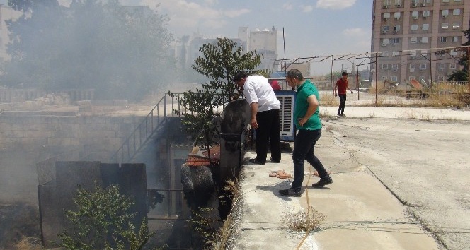 Çocuklar tarihi handaki çöp yığınını ateşe verdi
