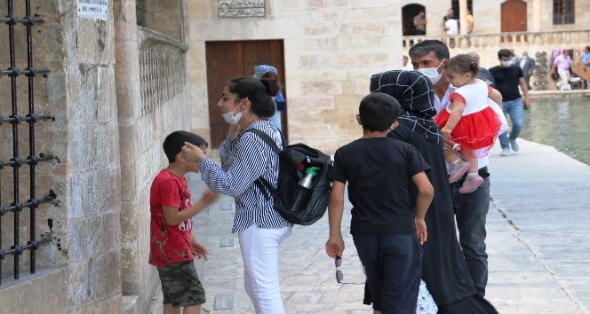 LGS sınavı öncesi öğrenciler Balıklıgöl’de namaz kılıp dua etti