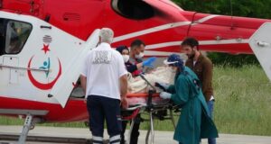 Koyunlarına saldıran kurtlara ateş edince kazara kendini vuran çoban helikopterle hastaneye kaldırıldı