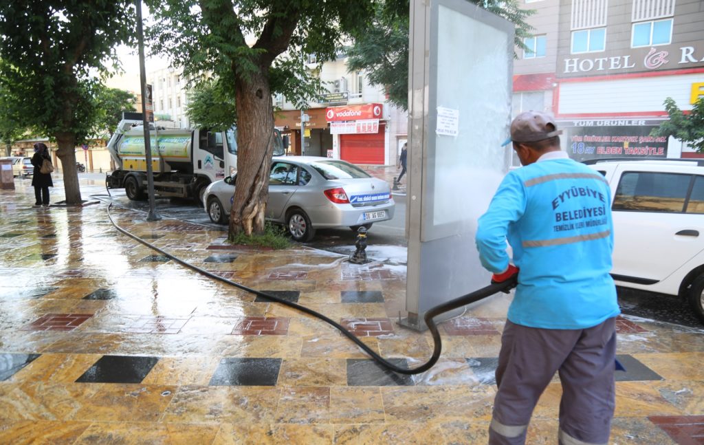 EYYÜBİYE BELEDİYESİ TEMİZLİK ÇALIŞMALARINI ARALIKSIZ SÜRDÜRÜYOR