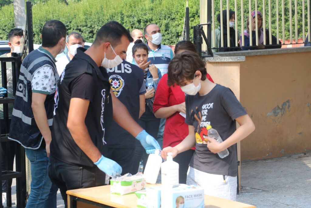 Öğrenciler içerde veliler parkta ter döktü