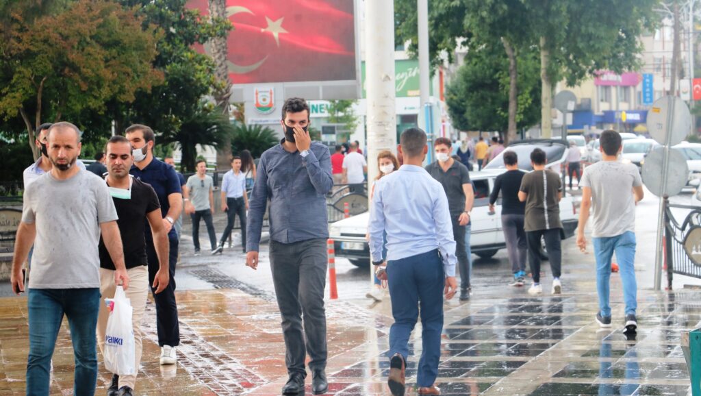 Kısıtlama sonrası dışarı çıkanlar yağmura yakalandı