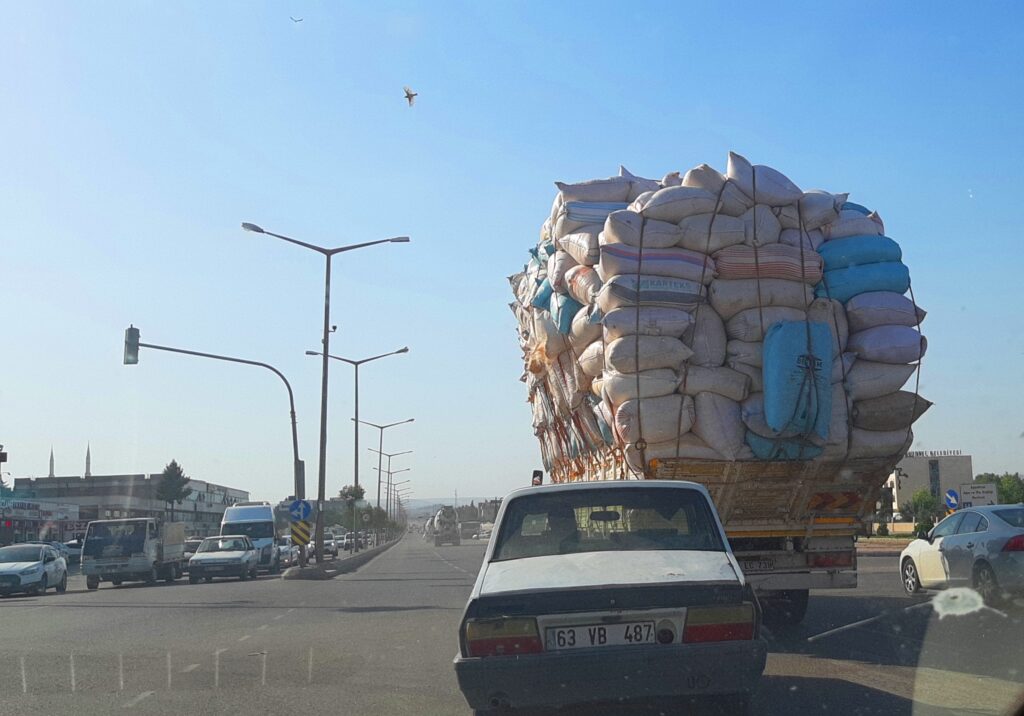Saman yüklü kamyonlar tehlike oluşturuyor