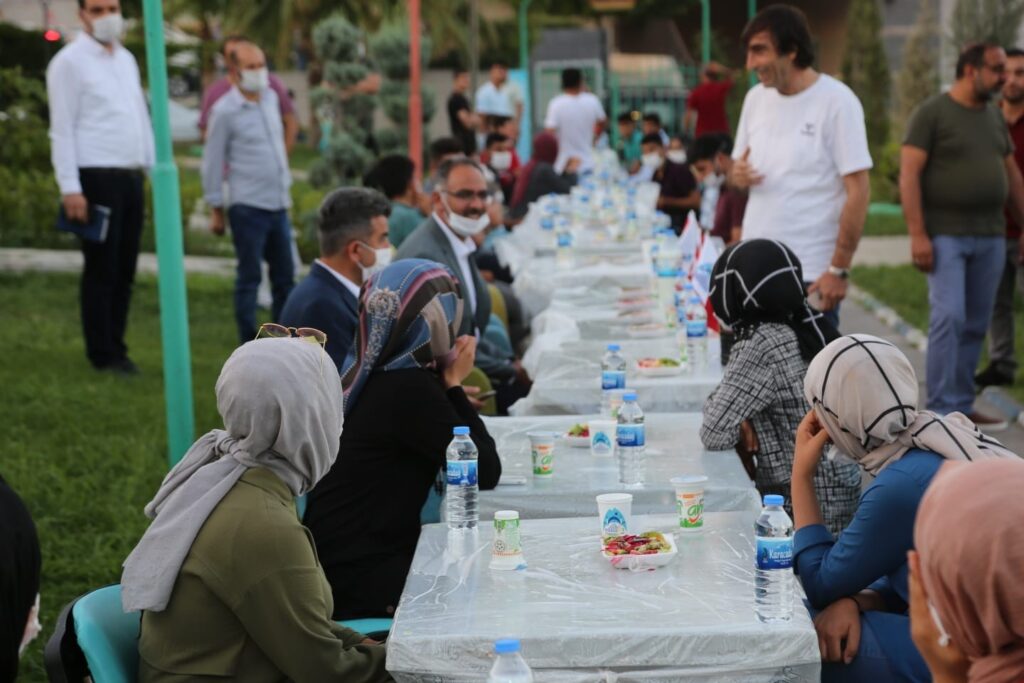Kuş sınava girecek gençlerle buluştu