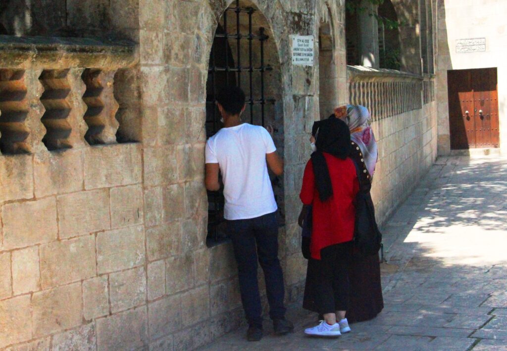 Öğrenciler YKS öncesi Balıklıgöl’de dua etti