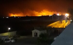 Suriye’nin sınır ilçesini alevler aydınlattı