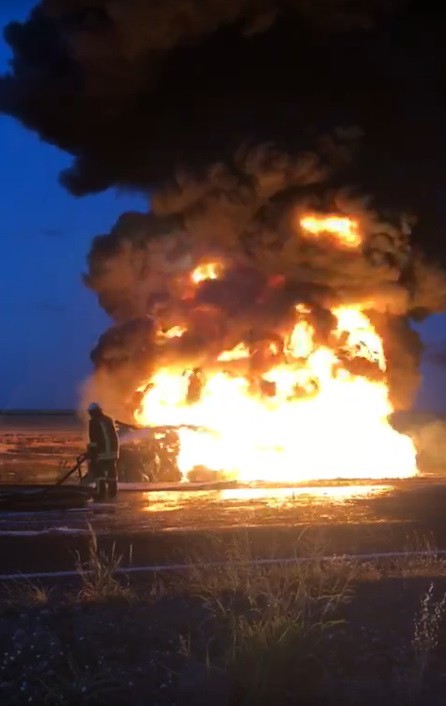 Şanlıurfa’da anız yangınında park halindeki otomobil yandı