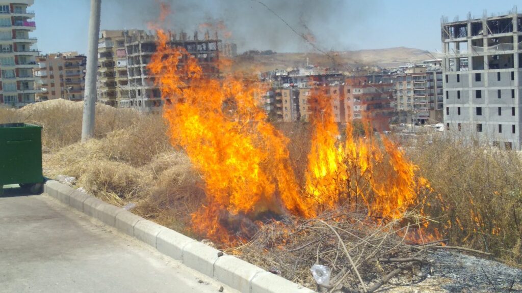 KARAKÖPRÜ’NÜN GÖBEĞİNDE TEHLİKELİ YANGIN