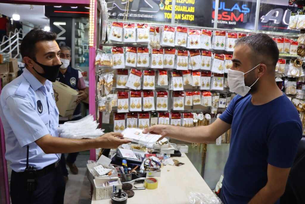 Şanlıurfa Büyükşehir Belediyesi maske dağıttı