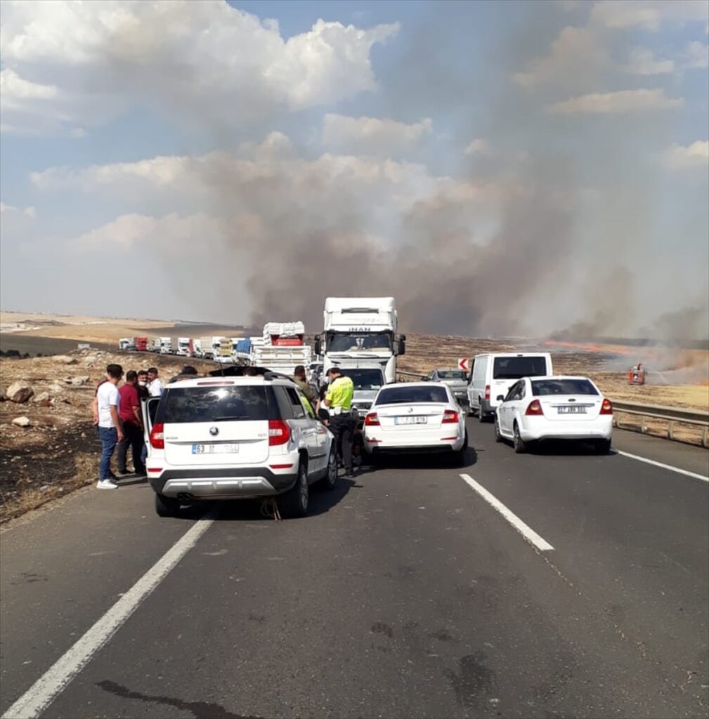 Şanlıurfa’da anız yangını zincirleme kazaya neden oldu: 3 yaralı