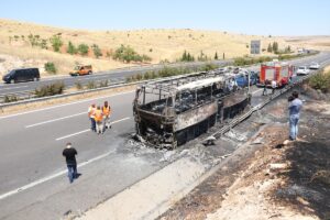 Şanlıurfa’da seyir halindeki yolcu otobüsü yandı