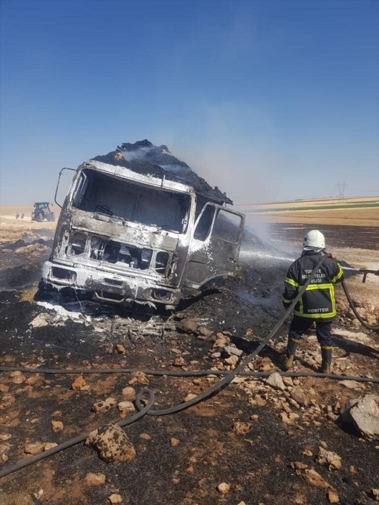 Şanlıurfa’da elektrik tellerine temas eden saman yüklü kamyon yandı