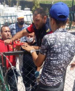 Şanlıurfa’da eli korkuluğa saplanan genç kurtarıldı