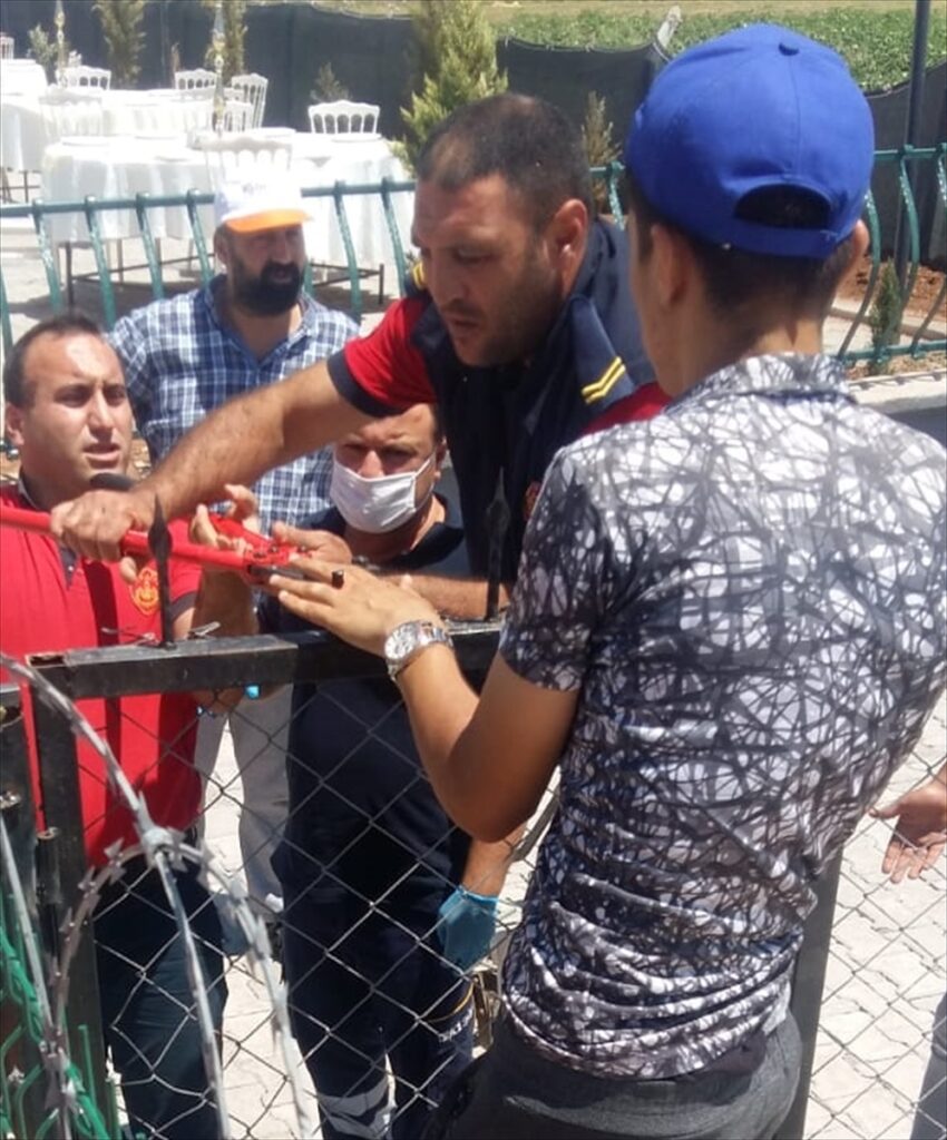 Şanlıurfa’da eli korkuluğa saplanan genç kurtarıldı