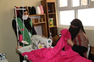 Yetimlerin bayramlıkları Suriyeli kadınlardan