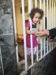 Şanlıurfa’da kafası pencerenin demir korkuluğuna sıkışan çocuk kurtarıldı