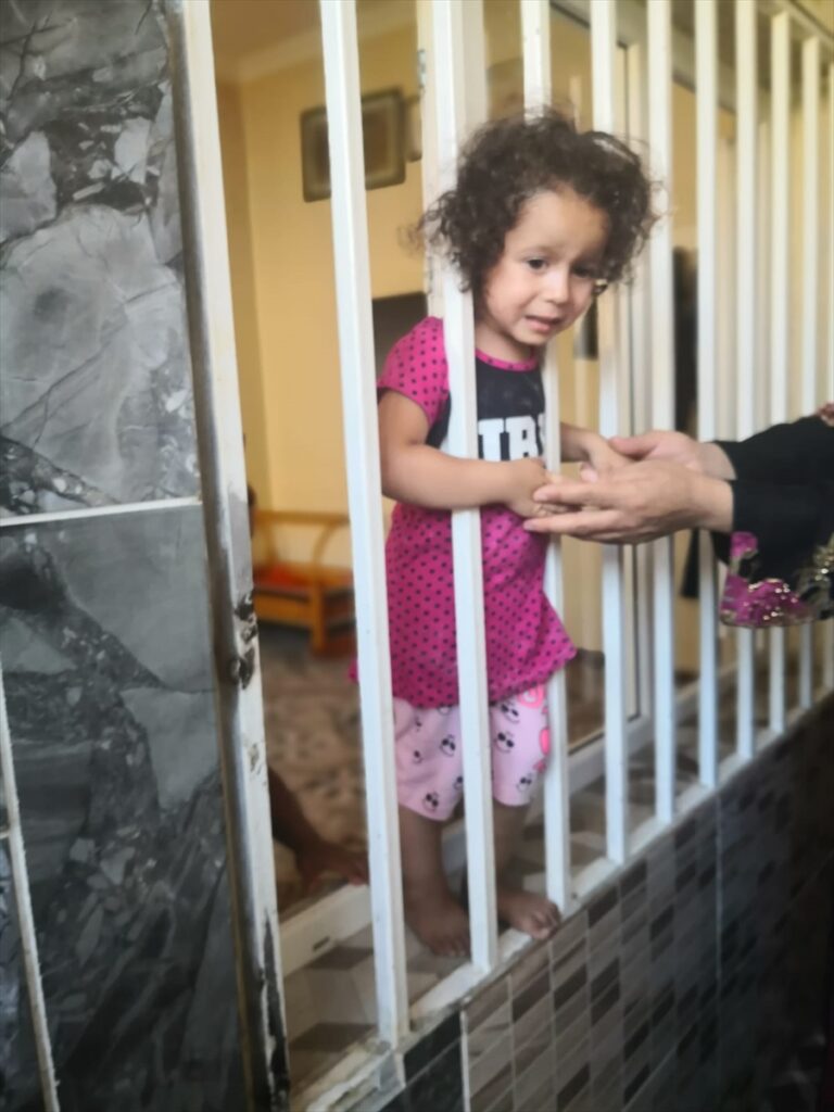 Şanlıurfa’da kafası pencerenin demir korkuluğuna sıkışan çocuk kurtarıldı