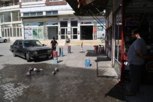 Ayrılamadığı güvercinlerini iş yerinde besliyor