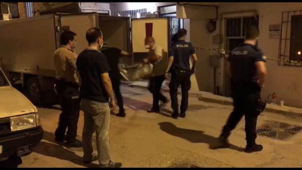 Silah sesleri üzerine eve giden baba 2 çocuğu ve eşini kanlar içinde buldu