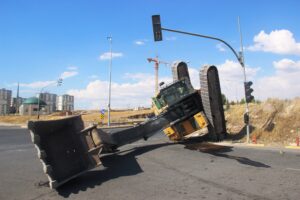 Kayalıklara çıkmaya çalışan kepçe devrildi