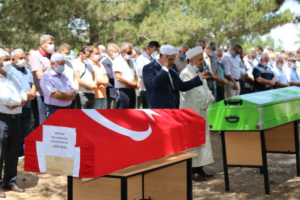 Kazada hayatını kaybeden polis memuru ve ailesi toprağa verildi