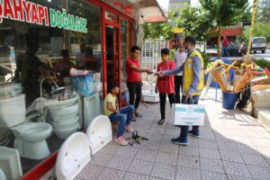 Haliliye Belediyesi vatandaşlara bayrak hediye etti