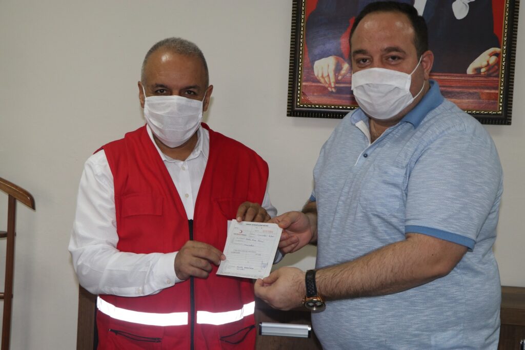 TDV’den sonra Kızılay’a da kurban bağışında bulundu