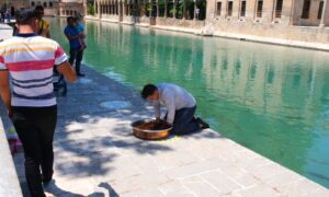 Adana’dan gelip Balıklıgöl’de çiğköfte yoğurdu