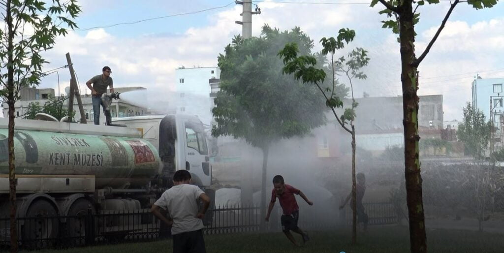 Termometreler 52 dereceyi gösterdi çocuklar sulama aracından sıkılan suyla serinledi