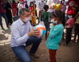 Bakan Selçuk tarladaki Urfalı Mevsimlik çocuk işçileri ziyaret etti