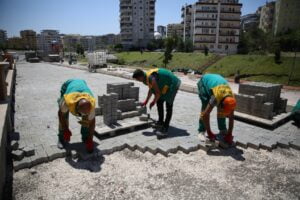 Karaköprü’de yollar kilitli parke taşıyla döşeniyor