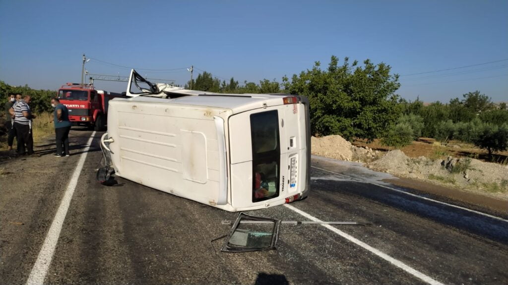 Şanlıurfa’da devrilen minibüsün sürücüsü yaralandı.
