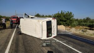 Şanlıurfa’da devrilen minibüsün sürücüsü yaralandı.