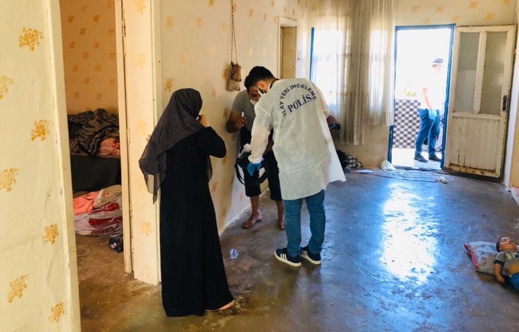 Polisi ellerinde eşyalarıyla karşılarında görünce soyulduklarını anladılar