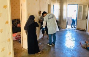 Polisi ellerinde eşyalarıyla karşılarında görünce soyulduklarını anladılar