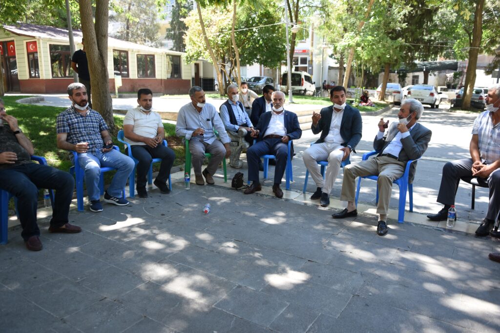 Siverek’te muhtarlar hizmet için belediyenin önünde toplandı