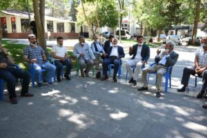 Siverek’te muhtarlar hizmet için belediyenin önünde toplandı