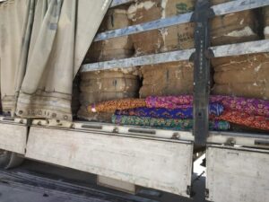 Şanlıurfa’da Pamuk balyalarının arasına gizlenen kumaş gümrüğe takıldı